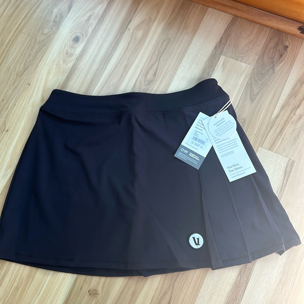 Vuori breakpoint skirt, dream knit material size small,NWT, Black